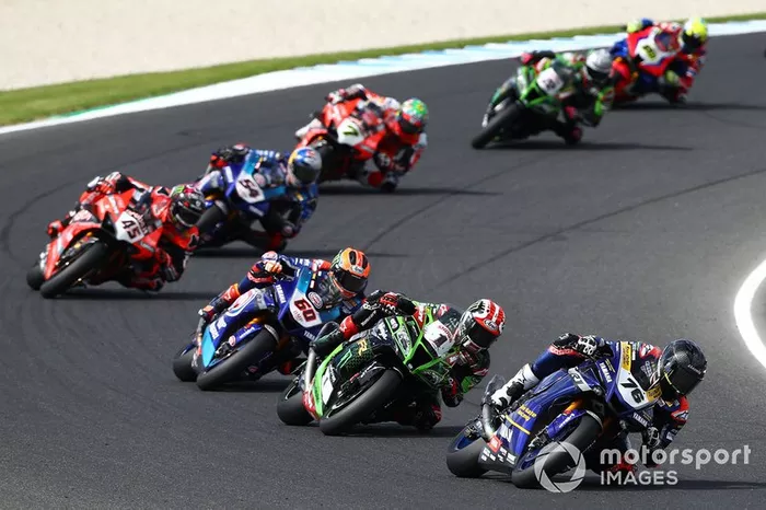 Loris Baz, Ten Kate Racing Yamaha, tras la caída