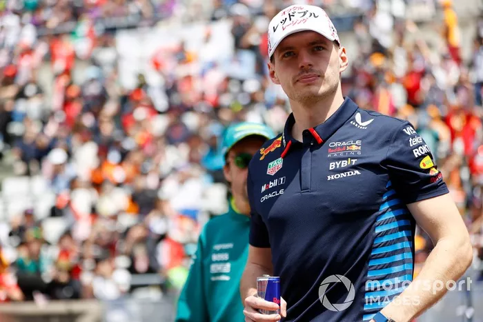 Max Verstappen, Red Bull Racing, arrive pour la parade des pilotes. 
