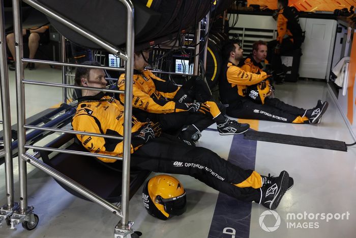 Miembros del equipo de boxes de McLaren F1 Team en el garaje 