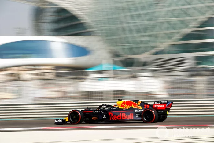 Sergio Pérez, Red Bull Racing RB15 adaptado (muleto) con los Pirelli de 18 pulgadas