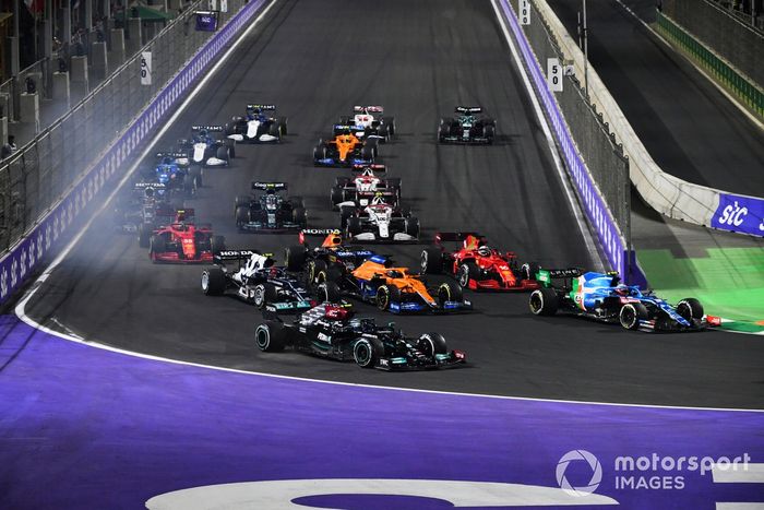 Esteban Ocon, Alpine A521, Valtteri Bottas, Mercedes W12, Charles Leclerc, Ferrari SF21, Daniel Ricciardo, McLaren MCL35M, y Pierre Gasly, AlphaTauri AT02, en el segundo reinicio