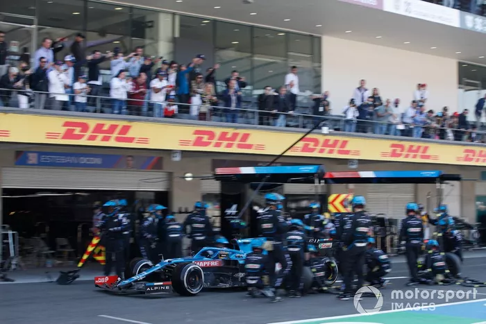Fernando Alonso, Alpine A521, en pits