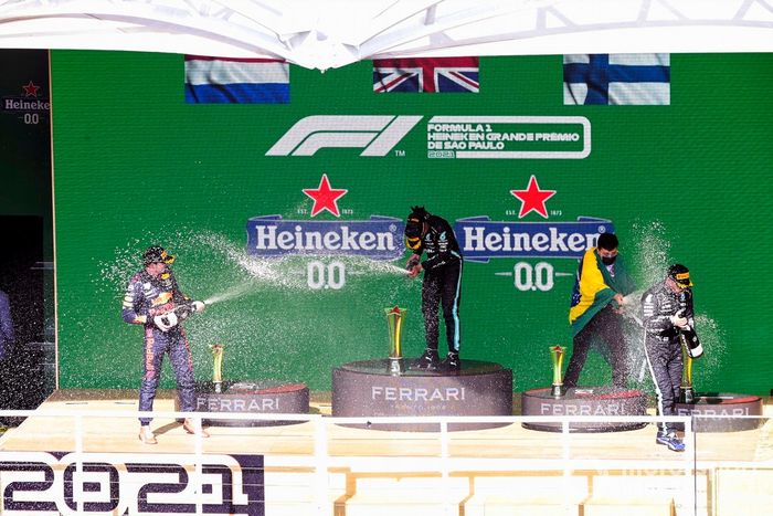 Podio: Max Verstappen, Red Bull Racing, ganador Lewis Hamilton, Mercedes, tercer lugar Valtteri Bottas, Mercedes