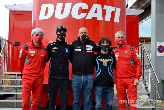 Luca Marini y Enea Bastianini, Esponsorama Racing con Luigi Dall'Igna, Director General de Ducati, Raul Romero, Esponsorama Racing Team y Paolo Ciabatti, Director Deportivo de Ducati 