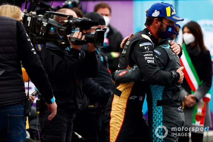 Jean-Eric Vergne, DS Techeetah, celebra su victoria con Sam Bird, Jaguar Racing, segundo clasificado