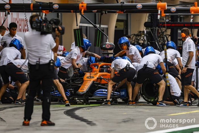 Carlos Sainz Jr., McLaren MCL35,en pits