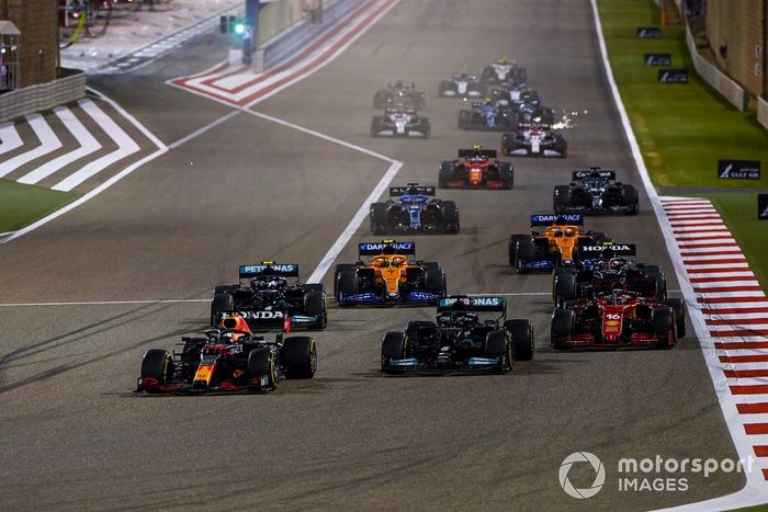 Max Verstappen, Red Bull Racing RB16B, Lewis Hamilton, Mercedes W12, Charles Leclerc, Ferrari SF21, Valtteri Bottas, Mercedes W12, Lando Norris, McLaren MCL35M, al inicio