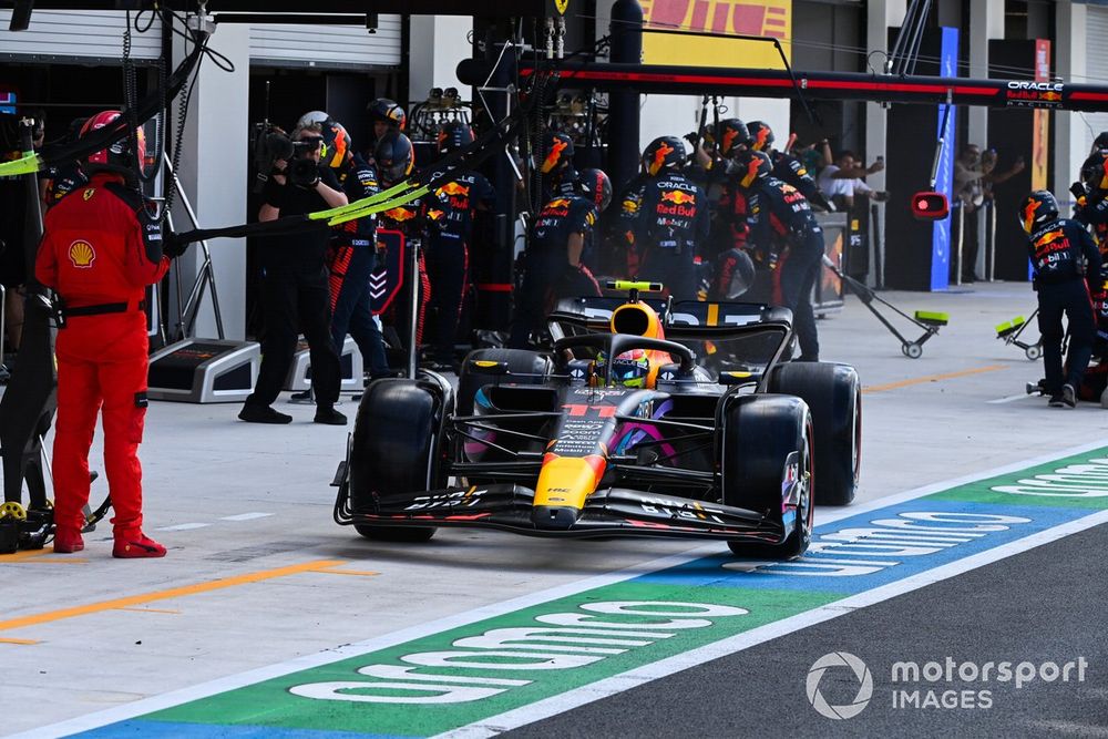 Sergio Pérez, Red Bull Racing RB19, en boxes