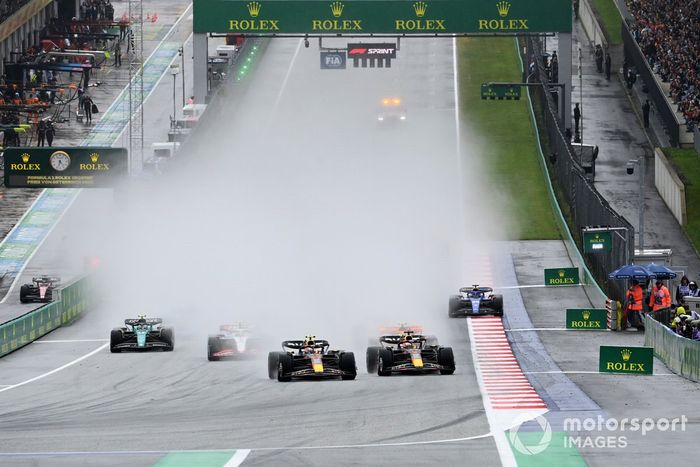Max Verstappen, Red Bull Racing RB19, Sergio Pérez, Red Bull Racing RB19, Nico Hulkenberg, Haas VF-23, Lando Norris, McLaren MCL60, el resto de la parrilla en la salida del Sprint.