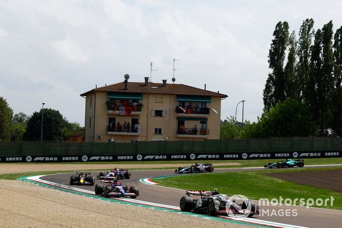 Nico Hulkenberg, Haas VF-24, Yuki Tsunoda, RB F1 Team VCARB 01, Sergio Pérez, Red Bull Racing RB20.