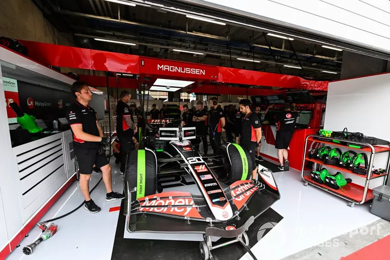 Mécaniciens dans le garage avec Kevin Magnussen, Haas VF-24