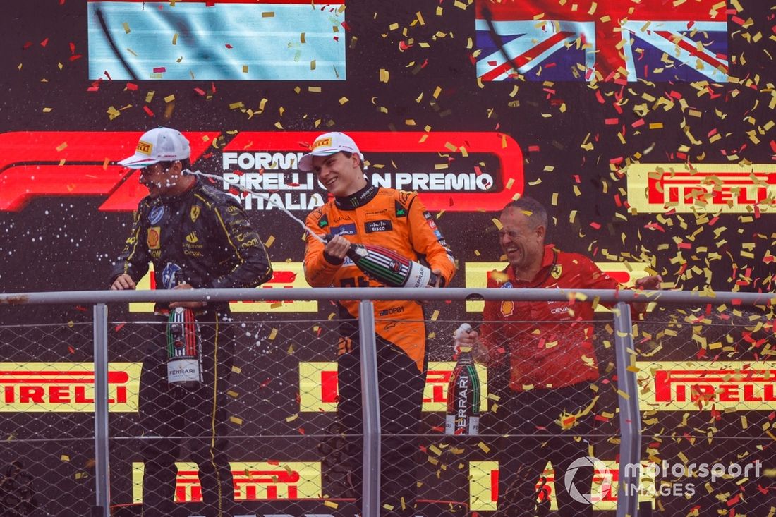 Charles Leclerc, Scuderia Ferrari, 1ª posición, Oscar Piastri, McLaren F1 Team, 2ª posición, rocío de champán en el podio.
