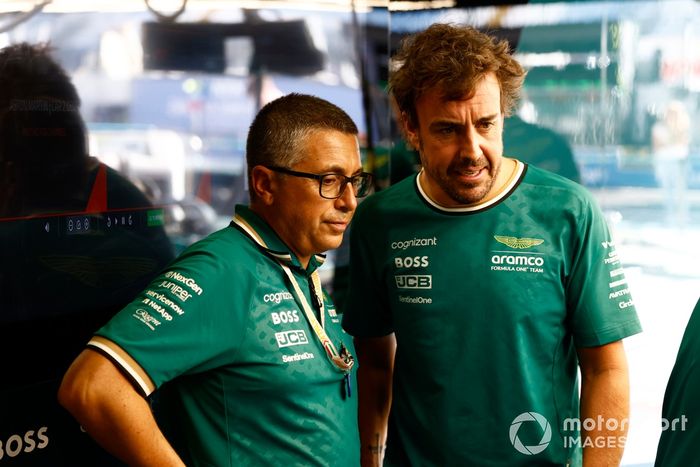 Fernando Alonso, Aston Martin F1 Team, y Luca Furbatto, Director de Ingeniería, Aston Martin F1 Team