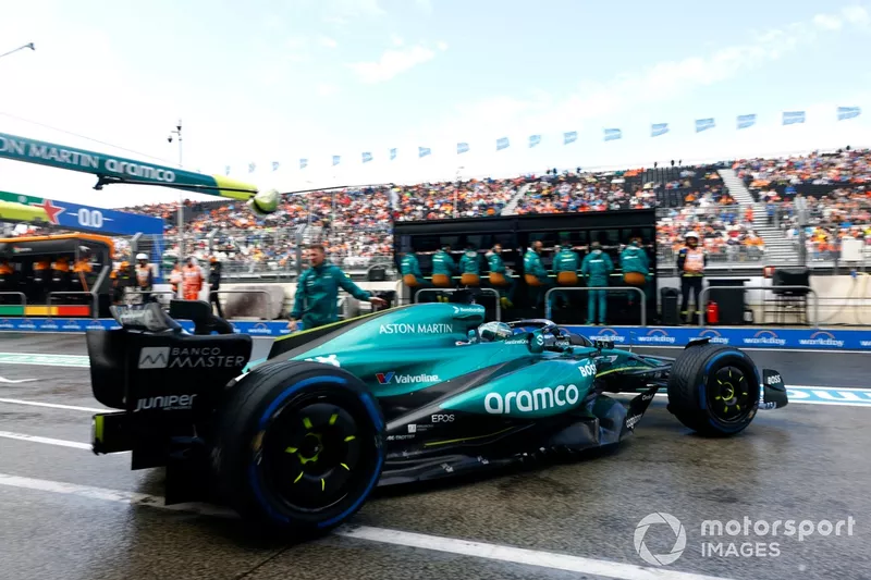Lance Stroll, Aston Martin AMR24, quitte le garage