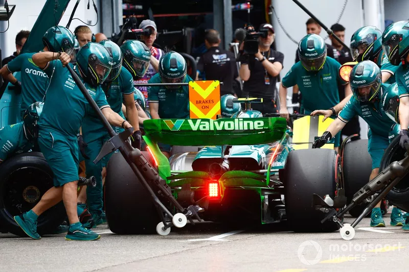 Fernando Alonso, Aston Martin AMR24, ai box durante le FP1