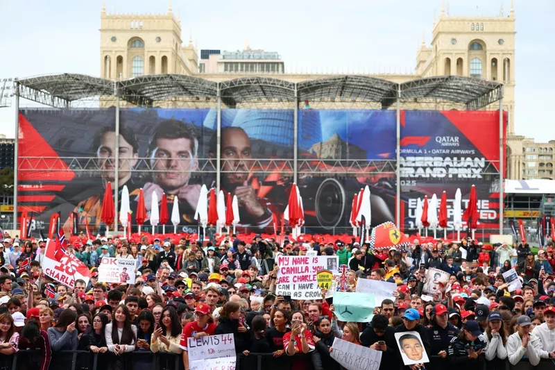 Les fans soutiennent la Scuderia Ferrari dans la fanzone