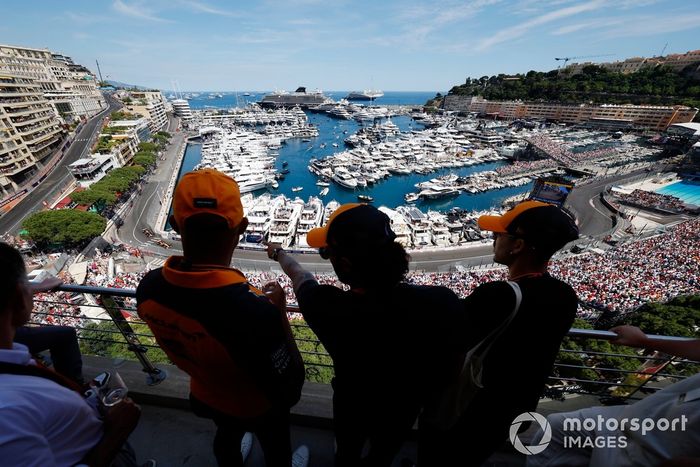 Aficionados de McLaren observan desde un balcón durante el Gran Premio de F1 de Mónaco