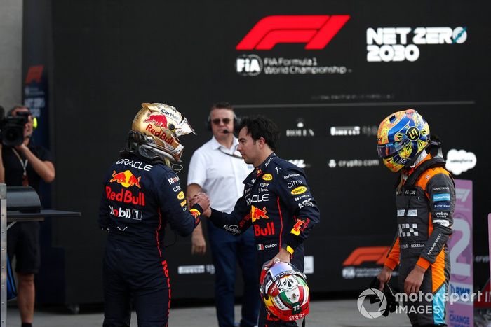 Sergio Pérez, Red Bull Racing, felicita al hombre de la pole, Max Verstappen, Red Bull Racing, en el Parc Ferme