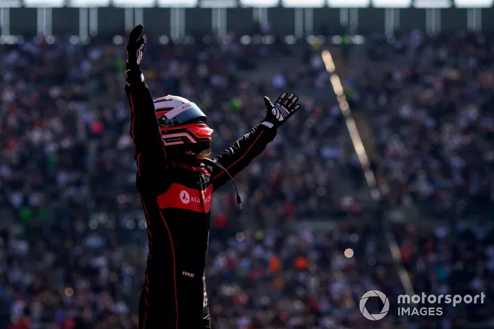 Jake Dennis, Andretti Autosport, Porsche 99 X Electric Gen3, 1ª posición, celebra tras la carrera