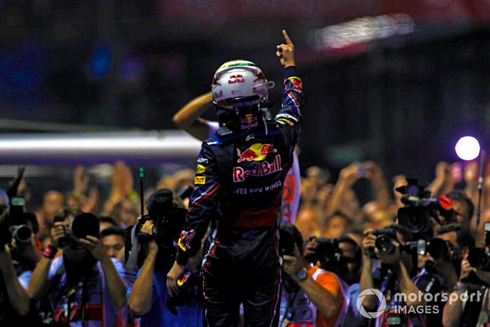 Sebastian Vettel, Red Bull Racing RB7, 1ª posición, celebra a su llegada al Parc Ferme