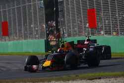 Max Verstappen, Red Bull Racing RB13, devant Esteban Ocon, Force India VJM10