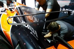 Honda engineers work on the car of Fernando Alonso, McLaren MCL32