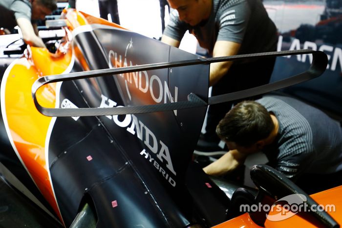 Los ingenieros de Honda trabajan en el coche de Fernando Alonso, McLaren MCL32
