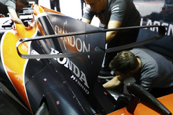 Les ingénieurs Honda travaillent sur la voiture de Fernando Alonso, McLaren MCL32