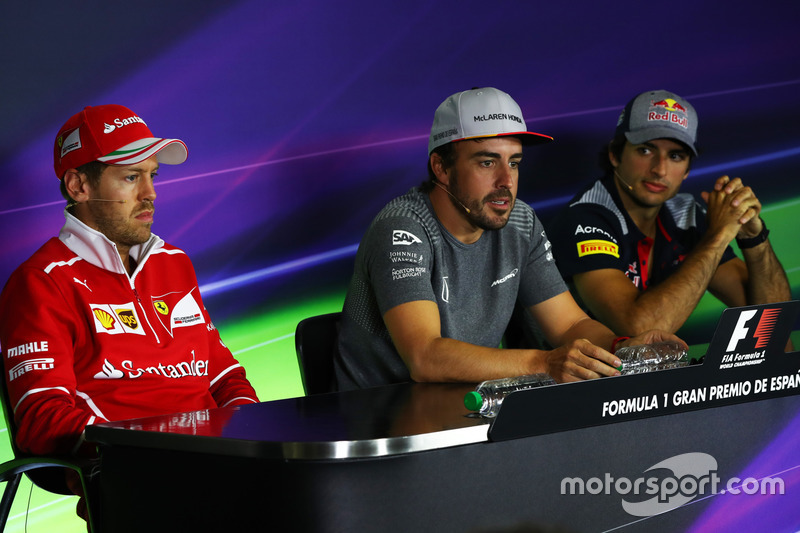 Sebastian Vettel, Ferrari, Fernando Alonso, McLaren y  Carlos Sainz Jr., Scuderia Toro Rosso en la conferencia de prensa de la FIA