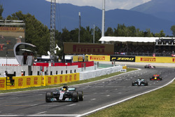 Lewis Hamilton, Mercedes AMG F1 W08, Valtteri Bottas, Mercedes AMG F1 W08, Daniel Ricciardo, Red Bull Racing RB13