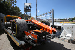 La voiture de Stoffel Vandoorne, McLaren MCL32 est ramenée