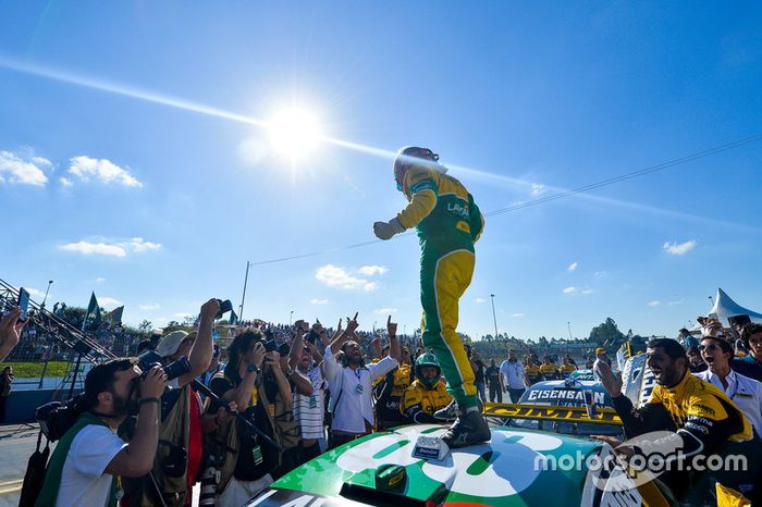 Felipe Fraga venceu a corrida 2 após sair da pole invertida e conquistou o primeiro triunfo como campeão da Stock Car.