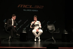 Simon Lazenby avec Fernando Alonso, McLaren