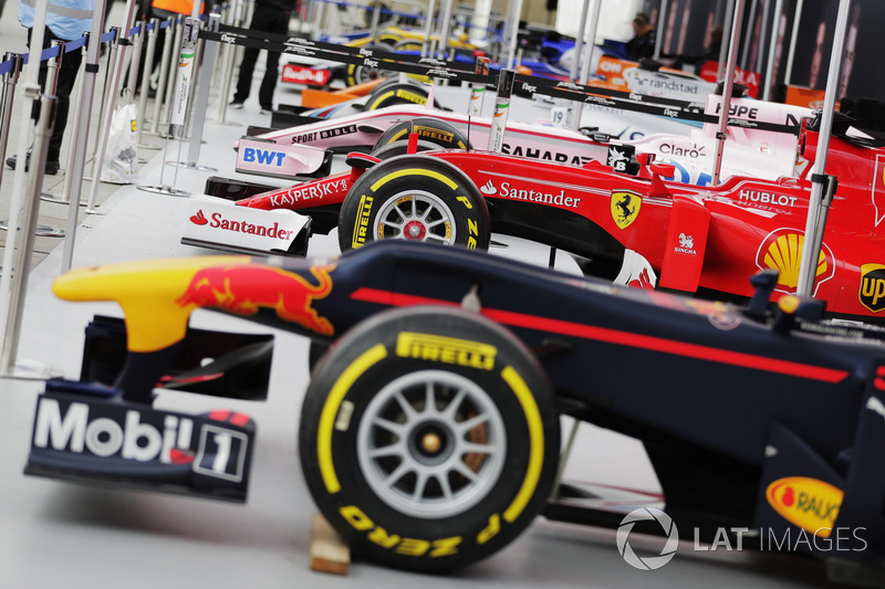 le monoposto di Formula 1 a Trafalgar Square per l'evento London F1. L-R: A Mercedes, Red Bull Racing, Ferrari, Force India, Williams, McLaren, Scuderia Toro Rosso and Haas F1 Team