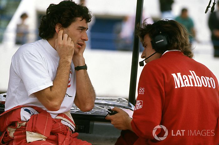 Ayrton Senna después de probar un McLaren MP4/8 equipado con un motor de Chrysler/Lamborghini V12
