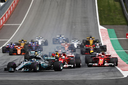 Start: Valtteri Bottas, Mercedes AMG F1 W08, Sebastian Vettel, Ferrari SF70H, Daniel Ricciardo, Red