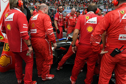 Ferrari mechanics observe the car of Kimi Raikkonen, Ferrari SF70-H with Turbo issues