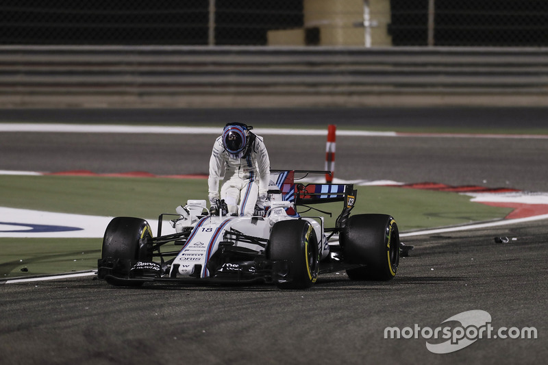 Lance Stroll, Williams FW40, steiget nach seinem Carlos Sainz Jr., Scuderia Toro Rosso, aus dem Auto