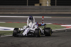 Lance Stroll, Williams FW40, steiget nach seinem Carlos Sainz Jr., Scuderia Toro Rosso, aus dem Auto