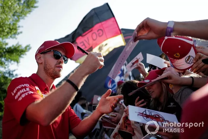 Sebastian Vettel, Ferrari firma un autografo ad un fan
