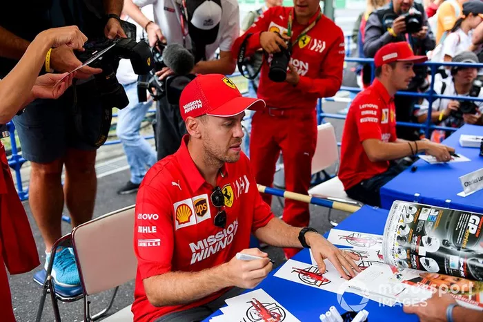 Sebastian Vettel, Ferrari firma un autografo ad un fan 