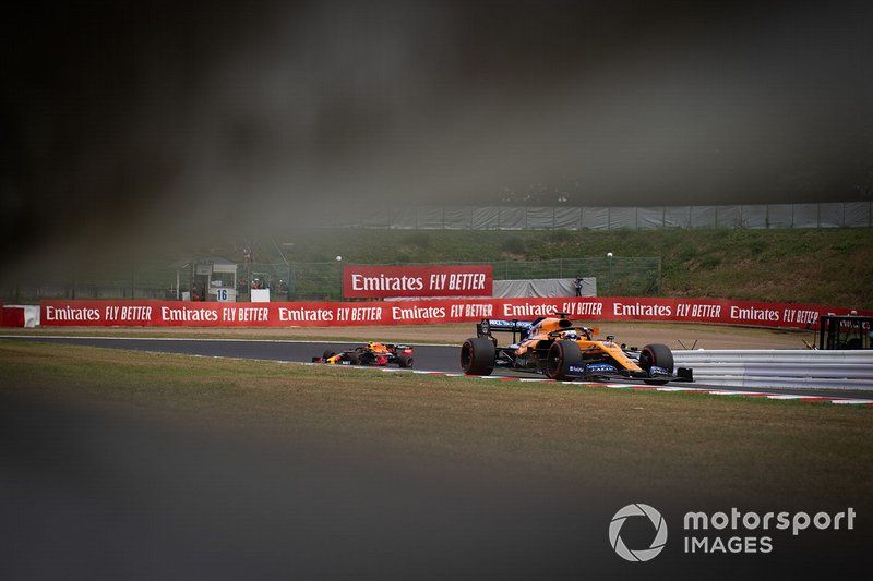 Carlos Sainz Jr., McLaren MCL34, y Alex Albon, Red Bull RB15