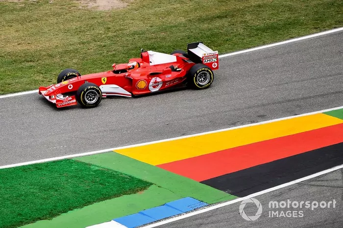 Mick Schumacher conduce el Ferrari F2004
