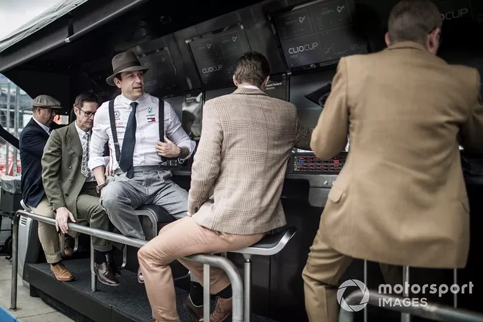 Toto Wolff, Director Ejecutivo (Negocios), Mercedes AMG y el equipo de Mercedes en la pared del pozo, en trajes de estilo de los años 50