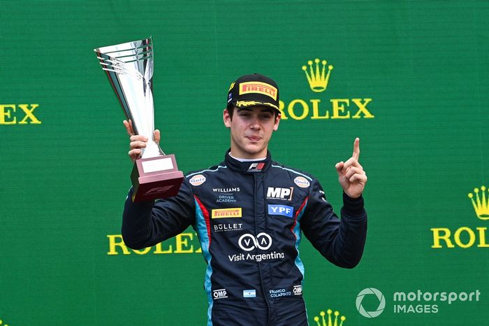 Franco Colapinto, MP Motorsport con el trofeo en el podio
