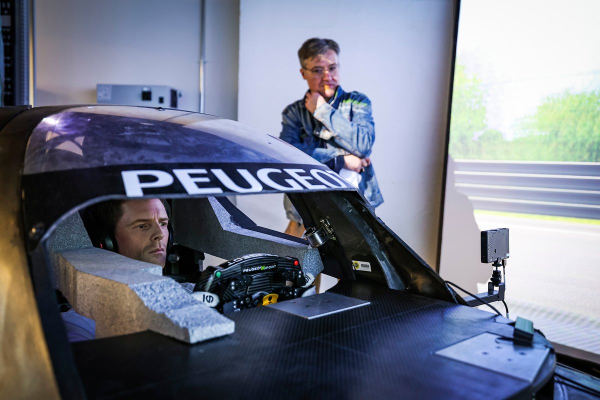 Watkins kijkt toe terwijl Davidson kennis maakt met de nieuwste LMH-machine in Peugeot's simulator.