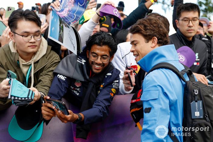 Nyck de Vries, AlphaTauri AT04 interactúa con los aficionados a su llegada a la pista