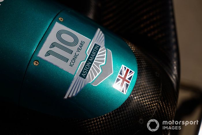 Logotipo en el Aston Martin para celebrar los 110 años de la marca
