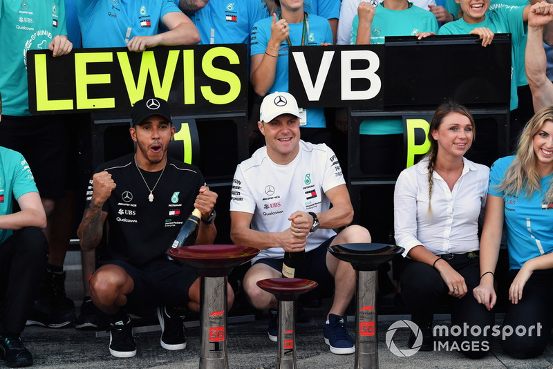 Lewis Hamilton, Mercedes AMG F1 e Valtteri Bottas, Mercedes AMG F1, festeggiano con il team
