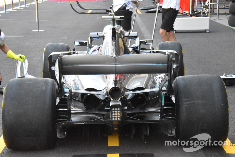 Un vistazo a toda la parte trasera del Mercedes W09 muestra el nivel de refrigeración que se requiere para los retos del circuito del GP de México
